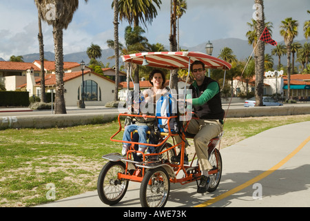CALIFORNIA Santa Barbara Mutter und Vater fahren einen einzigen Surrey auf gepflasterte Fahrrad Pfad kleinen Sohn mit Helm vor Stockfoto