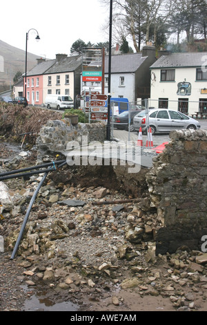 Die Reste der eingestürzten Brücke in Leenane, nachdem es durch Hochwasser, County Galway, Irland weggefegt wurde Stockfoto