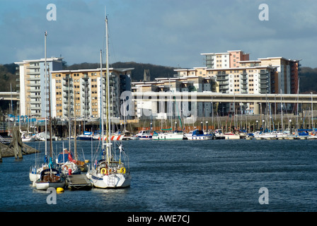 Wohnblock neben Fluss Ely Cardiff Sport Dorf Glamorgan Süd wales uk Stockfoto