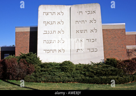 Die zehn Gebote in hebräischer Sprache außerhalb einer Synagoge in Randolph, Massachusetts Stockfoto