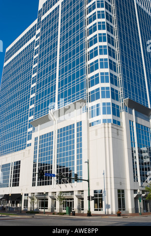 Bürogebäude in einem modernen Geschäftsviertel der Innenstadt revitalisiert, weiß mit blauem Glas Multi Geschichte, Norfolk Virginia, Virginia Stockfoto
