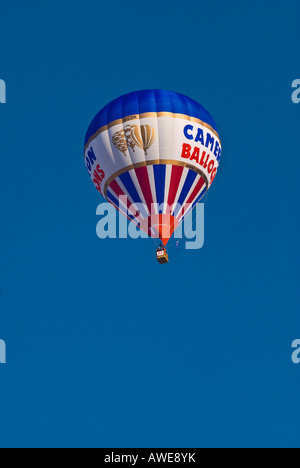 Heißluftballon vor blauem Himmel Stockfoto