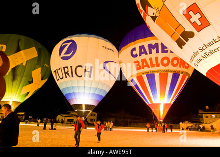 Heißluftballons, glühend vor einem dunklen Himmel, Kössen, Tirol, Austria, Europe Stockfoto