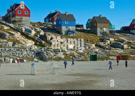 Kinder spielen auf einem Fußballfeld in Ilulissat, Grönland, Nord-Atlantik Stockfoto