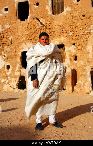 Mann in traditioneller Kleidung der Berber in der Berber Getreidespeicher Qasr-al-Hadj Libyen Stockfoto