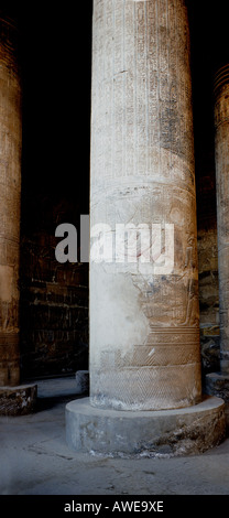 Säule mit Salz Schäden durch steigende Wasserstände an den versunkenen Tempel von Esna Ägypten Stockfoto