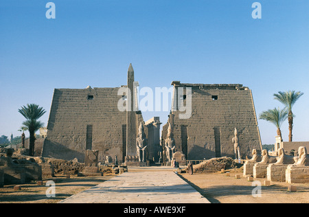 Der Tempel von Luxor und seine Avenue of Ram leitete Sphinxen Luxor am Ostufer des Flusses Nil Ägypten Stockfoto