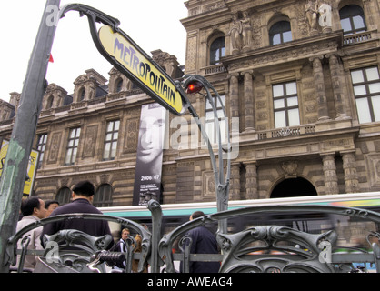 Palais Royale Musée de Louvre u-Bahnstation und Zeichen vor Haupteingang zum Louvre Museum in Paris Stockfoto