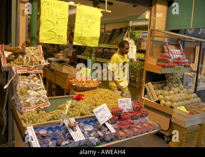 ein Obst- und Gemüse-Shop auf Rue Lepic Montmartre Paris Stockfoto