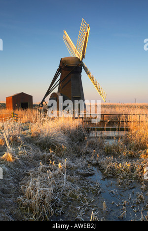 Kalten Hoar Milchglas Sonnenaufgang am Herringfleet Windmühle auf dem & Suffolk Norfolk Broads Stockfoto