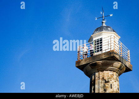 Genießen Sie die Aussicht von der West Pier Leuchtturm Whitby North Yorkshire England Stockfoto