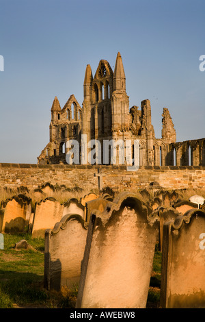 Whitby Abtei von St Marys Churchyard in weichen Sommer Abend leichte Whitby North Yorkshire England Stockfoto