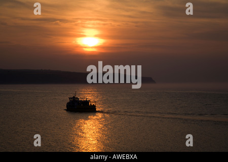 Die Summer Sunset Cruise Segel über die Bucht auf Whitby North Yorkshire England Stockfoto