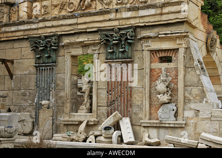 Römische Ruine (errichtet 1778) im Park von Schloss Schönbrunn, Wien, Österreich, Europa Stockfoto