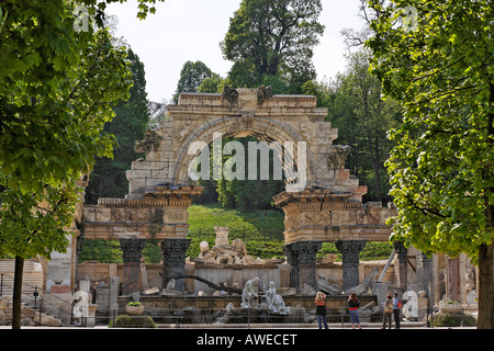 Römische Ruine (errichtet 1778) im Park von Schloss Schönbrunn, Wien, Österreich, Europa Stockfoto