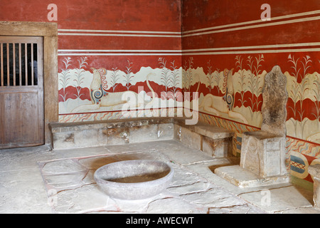 König Minos Alabaster Thron umgeben von Fresken, die Chimäre Tiere im Palast von Knossos, Kreta, Griechenland, Europa Stockfoto