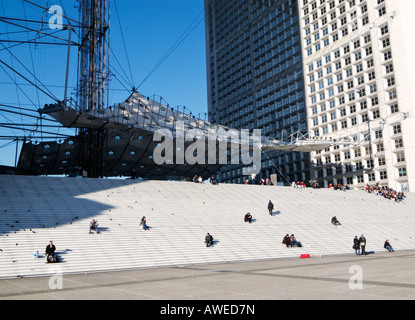 Touristen, Besucher und Büroangestellte, die entspannend auf den Stufen des La Grande Arche in La Defense Paris Frankreich Europa Stockfoto