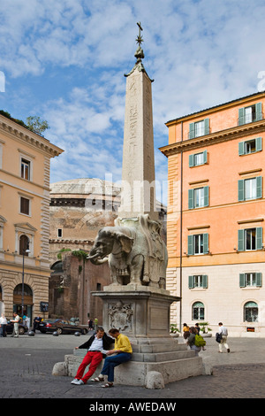 Obelisk erstreckt sich von der Rückseite des Berninis Elefant-Skulptur vor dem Pantheon, Rom, Italien, Europa Stockfoto