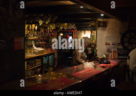 Seitenansicht einer älteren Frau in einer Kneipe, Cornwall, England Stockfoto