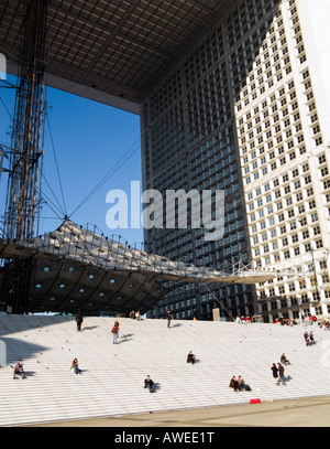 Touristen, Besucher und Büroangestellte, die entspannend auf den Stufen des La Grande Arche in La Defense Paris Frankreich Europa Stockfoto