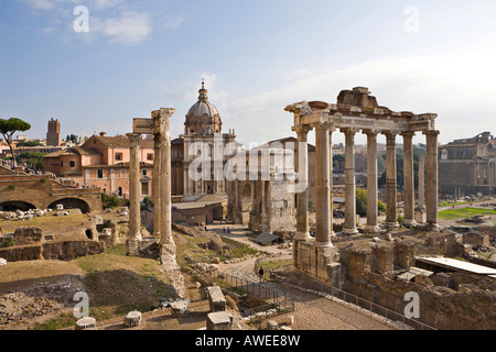 Blick auf die Via Sacra mit dem Vespasian- und Titus-Tempel (links) und dem Saturn-Tempel (rechts) vor der SS Luca e Martina Stockfoto