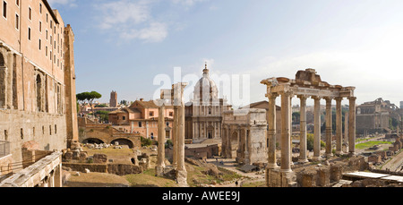 Blick auf die Via Sacra mit Tabularium (links) und den Tempel von Vespasian und Titus und den Tempel von Saturn (rechts) vor der SS Stockfoto