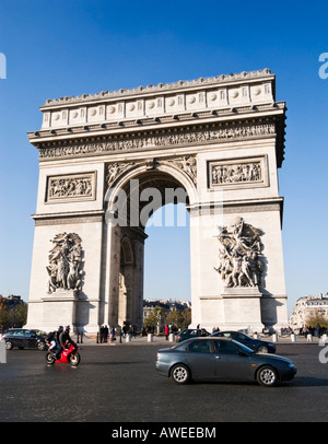 Paris, Frankreich: Arc de Triomphe mit Autos fahren um ihn herum Stockfoto