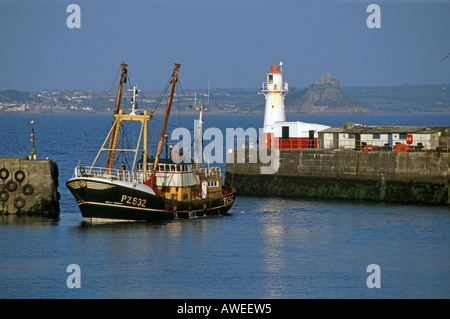 Fischkutter in Newlyn Harbour mit St. Michaels Mount in der Ferne, Cornwall, UK Stockfoto