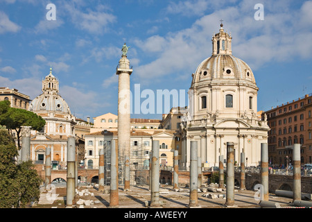 Säulen der Basilcia Ulpia auf dem Forum des Trajanus vor der Kirche der SS Nome di Maria in der Via dei Fori Imperiali, Rom, Ita Stockfoto