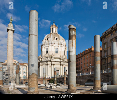 Spalten der Basilcia Ulpia auf dem Forum Trajanus vor SS Nome di Maria Kirche auf der Via dei Fori Imperiali, Rom, Italien Stockfoto