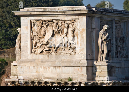 Reliefs auf dem oberen Teil des Konstantinsbogens aus der Sicht des Kolosseums, Rom, Italien, Europa Stockfoto