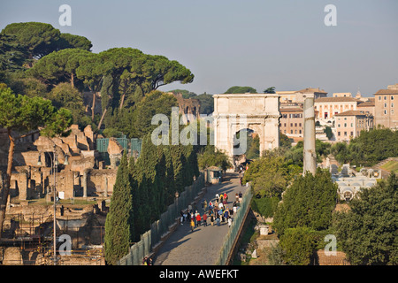 Bogen von Titus, gesehen vom Kolosseum, Rom, Italien, Europa Stockfoto
