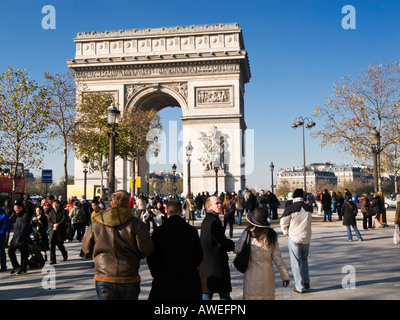 Paris, Arc de Triomphe, voller Touristen Stockfoto