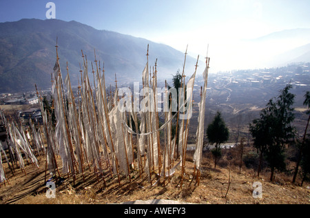 Bhutan Thimpu Changankha Lhakhang Gebetsfahnen über die Stadt Stockfoto