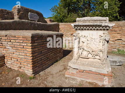 Altarruinen in der Nähe des Amphitheaters an der archäologischen Stätte Ostia Antica, Rom, Italien, Europa Stockfoto