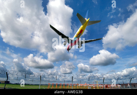 Ein bunter Continental Airways Jet kommt zu landen am Flughafen Gatwick Stockfoto