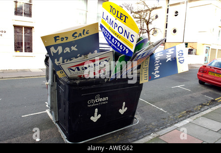 Ausrangierte House For Sale oder lassen Sie Zeichen sind zusammengepfercht in einer kommunalen Abfallbehälter von Brighton und Hove City Council Stockfoto