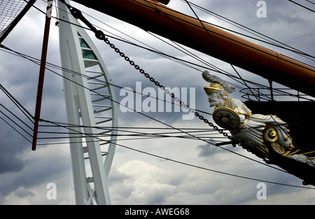 Portsmouths gesehen neue Spinnaker Tower am Gun Wharf Kai durch die Galionsfigur der 1860 gebaut HMS Warrior Stockfoto