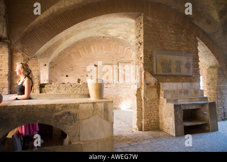 Altes Gasthaus (Thermopolium) bei Ostia Antica archäologische Stätte, Rom, Italien, Europa Stockfoto