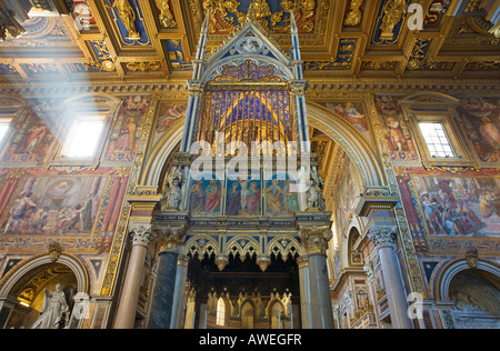 Ziborium mit Reliquien der Heiligen Petrus und Paulus, Basilika St. Johann im Lateran, Rom, Italien, Europa Stockfoto