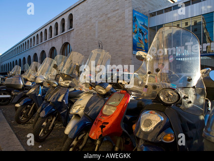 Mopeds in der Nähe des Hauptbahnhofs in Rom, Italien, Europa geparkt Stockfoto