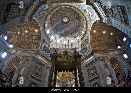 Überquerung, Kuppel und Berninis Baldachin, Innere des Petersdoms, Rom, Italien, Europa.´s Stockfoto