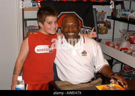 Sechs Jahre alten trifft Sport Held Archie Griffin zwei Mal Heisman Trophy Gewinner für Autographen, Fußballstar, Columbus, Ohio USA Stockfoto