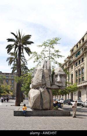 Die indigenen Völker Denkmal am Plaza de Armas (alle Hauptplätze in Chile gehen mit diesem Namen), Santiago de Chile, Chile, Süd Stockfoto