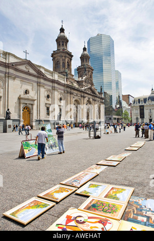 Kathedrale und Straßenhändler verkaufen Kunst an der Plaza de Armas (alle Hauptplätze in Chile gehen mit diesem Namen), Santiago de Chile, Chil Stockfoto