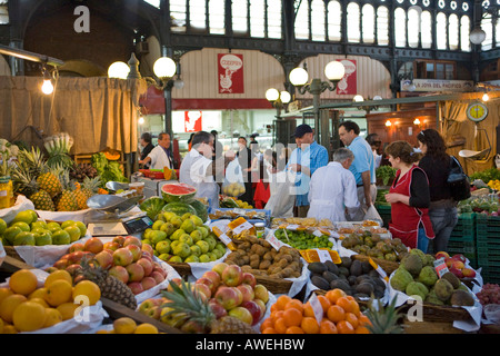 Obst- und Gemüsemarkt Mercado Central (historischer Indoor-Markt), Santiago de Chile, Chile, Südamerika Stockfoto