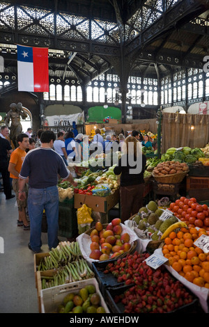 Obst- und Gemüsemarkt in Mercado Central (historischer Indoor-Markt), Santiago de Chile, Chile, Südamerika Stockfoto