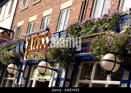 England Cheshire Macclesfield Park Green Blütenpracht auf Yates Wine Lodge Stockfoto