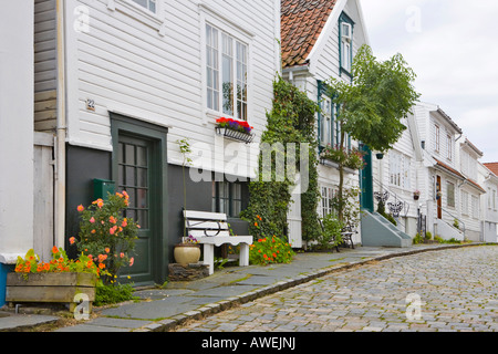 Schöne alte Holzhäuser in der Altstadt von Stavanger, die Altstadt von Stavanger (Europäische Kulturhauptstadt 2008), Norwegen, Euro Stockfoto