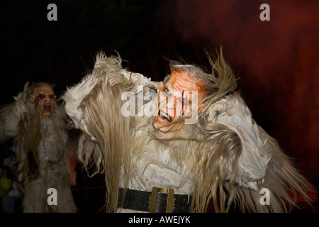 Krampus, eine traditionelle österreichische Figur gebunden an die Tradition des Heiligen Nikolaus, er ist das Böse Gegenstück verantwortlich für Punis Stockfoto